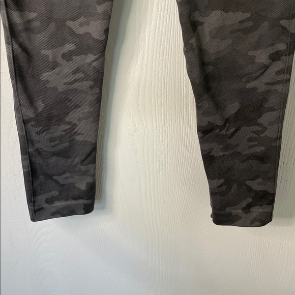 SPANX NWOT Seamless Camouflage Leggings Charcoal Size Medium - Picture 4 of 5
